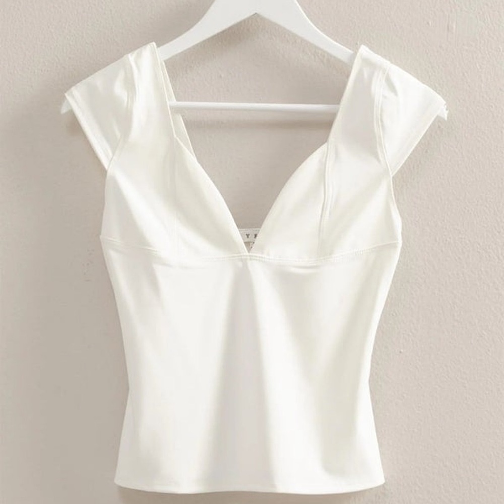 🍒BOGO50%🍒 🆕🤍HYFVE: WHITE Flirty Sweetheart Neckline Top MEDIUM